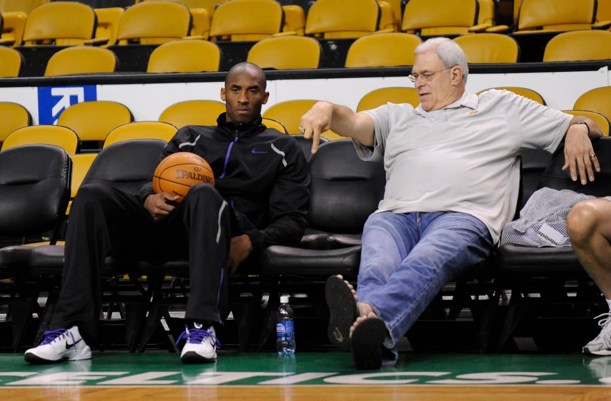 Los Angeles Lakersin Kobe Bryant ja päävalmentaja Phil Jackson istuvat vaihtopenkillä vuonna 2010.