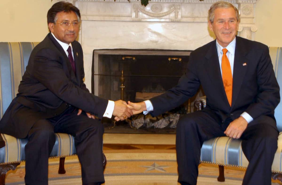 Pakistanin silloinen presidentti Pervez Musharraf vierailulla Valkoisessa talossa, presidentti George W. Bushin luona. Yhdysvaltain tuki on Pakistanille tärkeä.