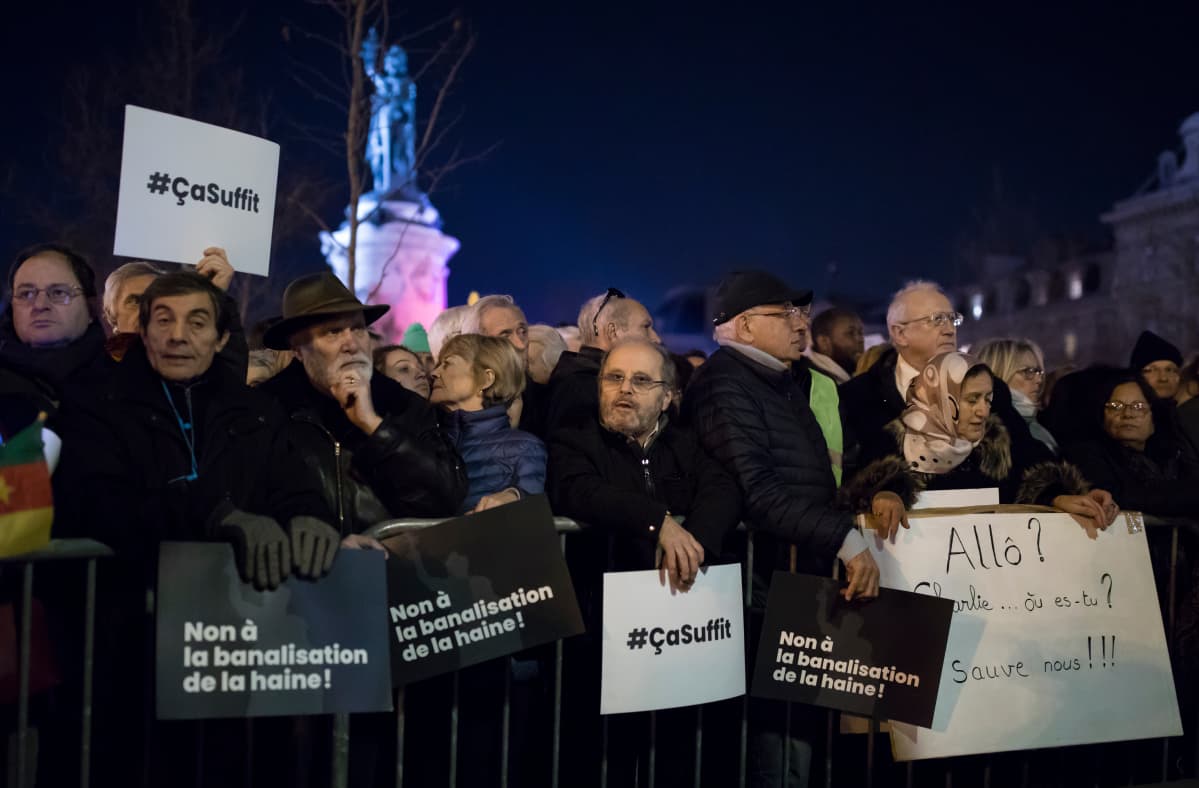 Tuhannet ranskalaiset kokoontuivat tiistaina illan pimetessä Pariisin Tasavallan aukiolle vastustamaan väkivallantekoja ja vihapuhetta.