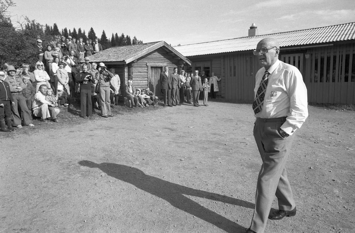 Kekkonen Lepikon torpan pihassa.