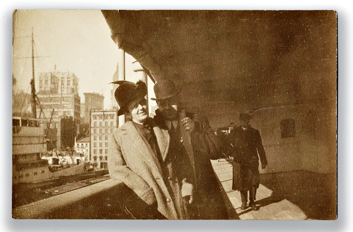 Alexander Oskar Holverson vaimonsa Mary Alicen kanssa joulukuussa 1911 laivan kannella.