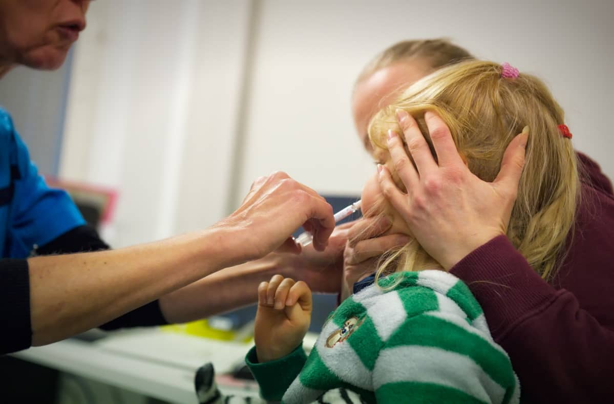 Lapsi saa nenäsumuterokotteen.