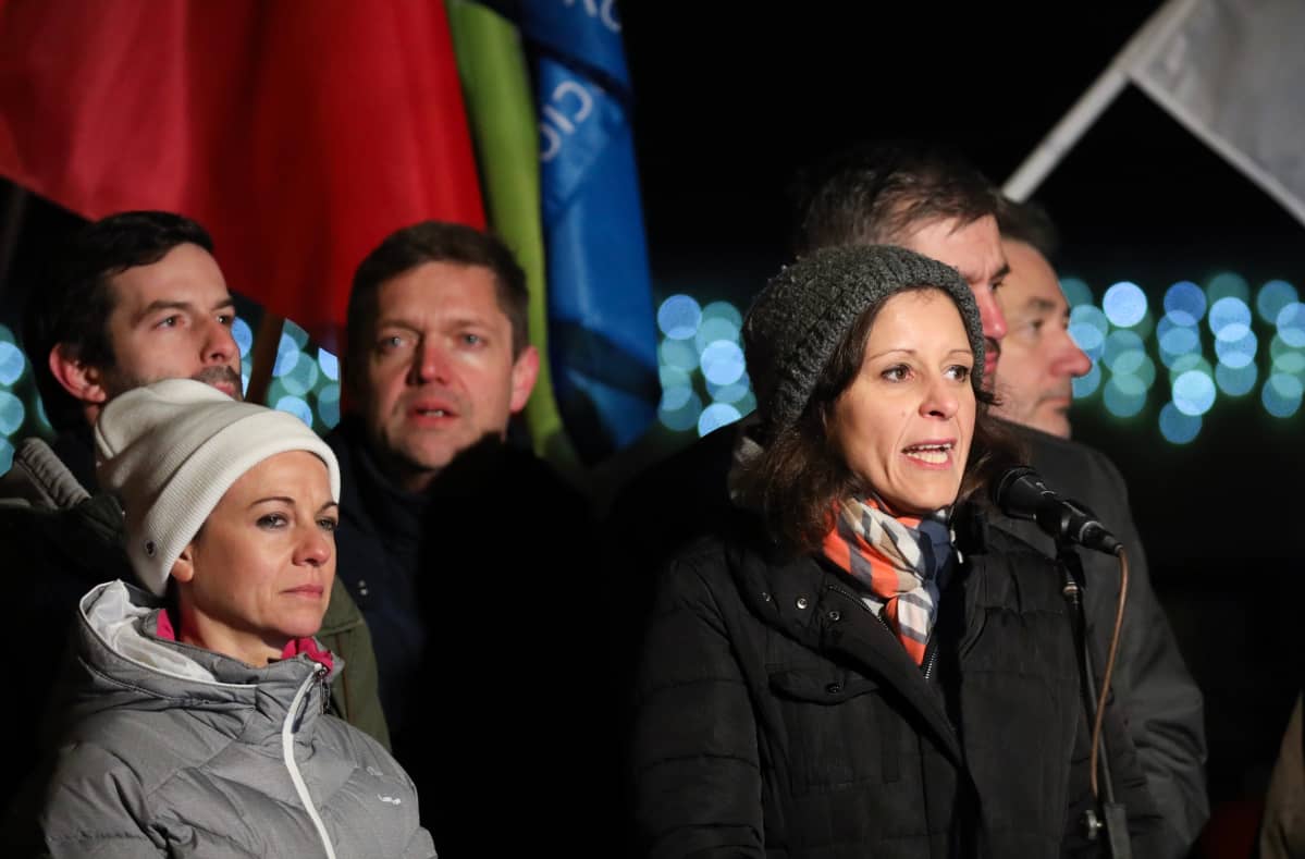 Kansanedustaja Bernadett Szél puhui mielenosoittajille MTVA:n toimituksen edustalla maanantaina Budapestissa.