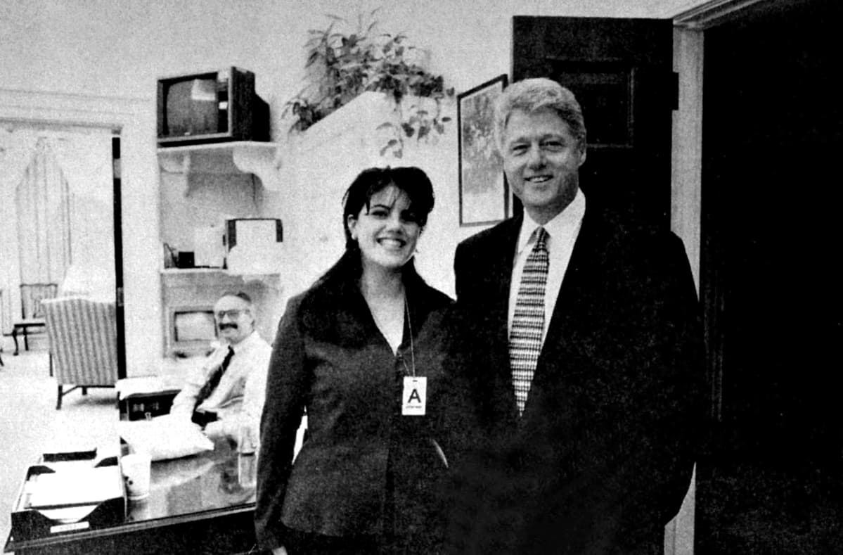 Monica Lewinsky ja Bill Clinton yhteiskuvassa.