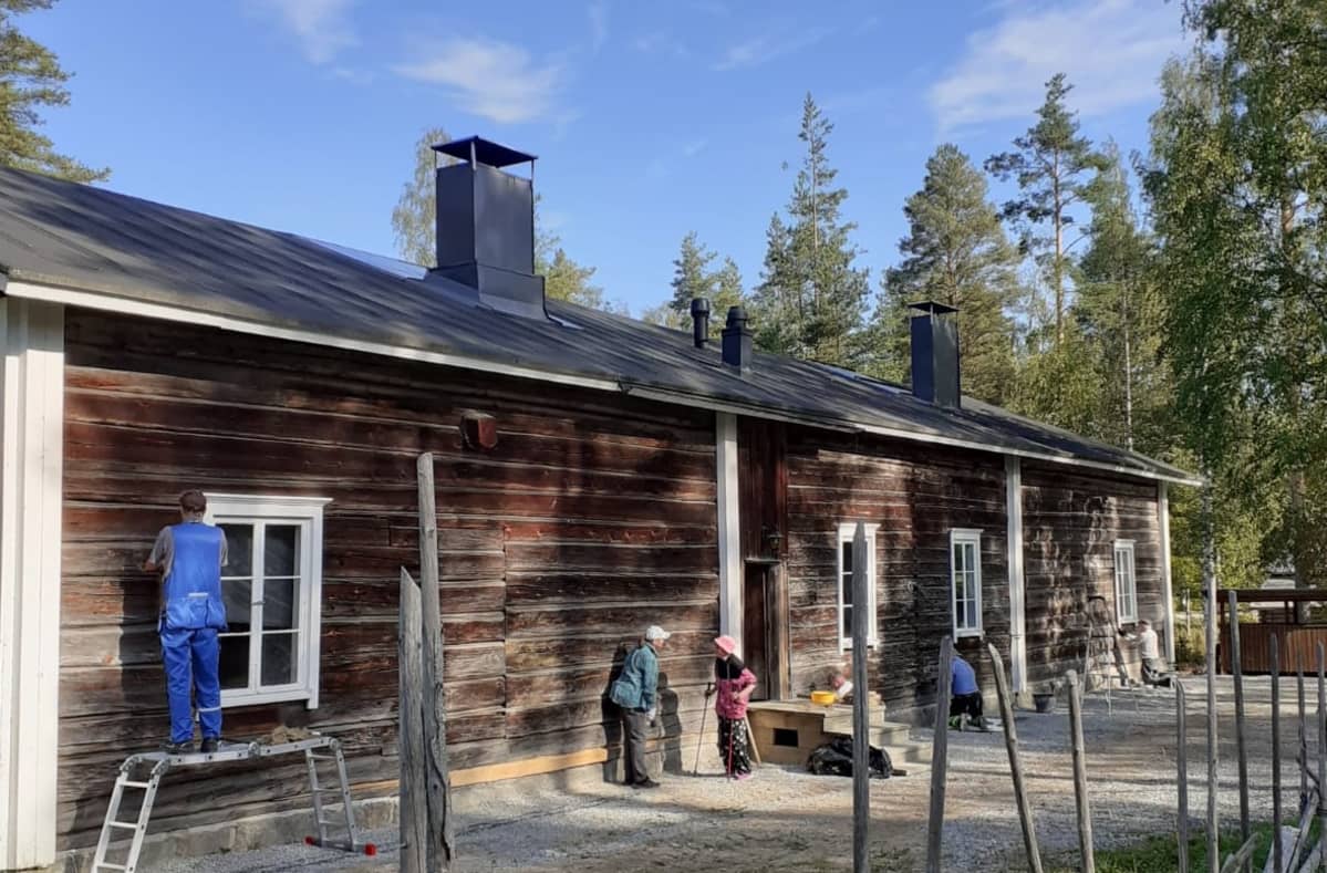 Hallan tuvan vanha hirsirakennus.
