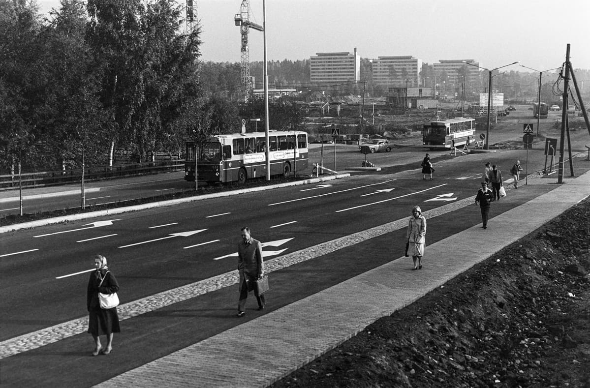 Itäkeskus, Turunlinnantie. Taustalla Puotinharjun ostoskeskus. Kuva vuodelta 1982.