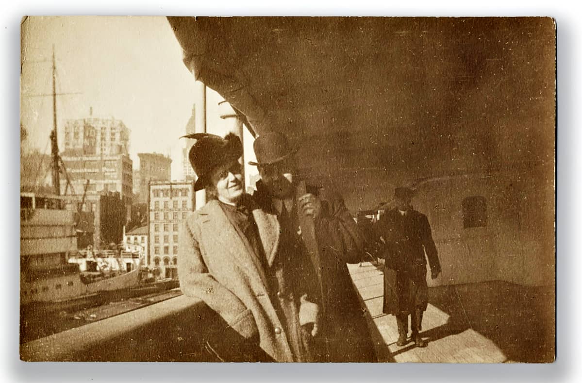 Alexander Oskar Holverson vaimonsa Mary Alicen kanssa joulukuussa 1911 laivan kannella.