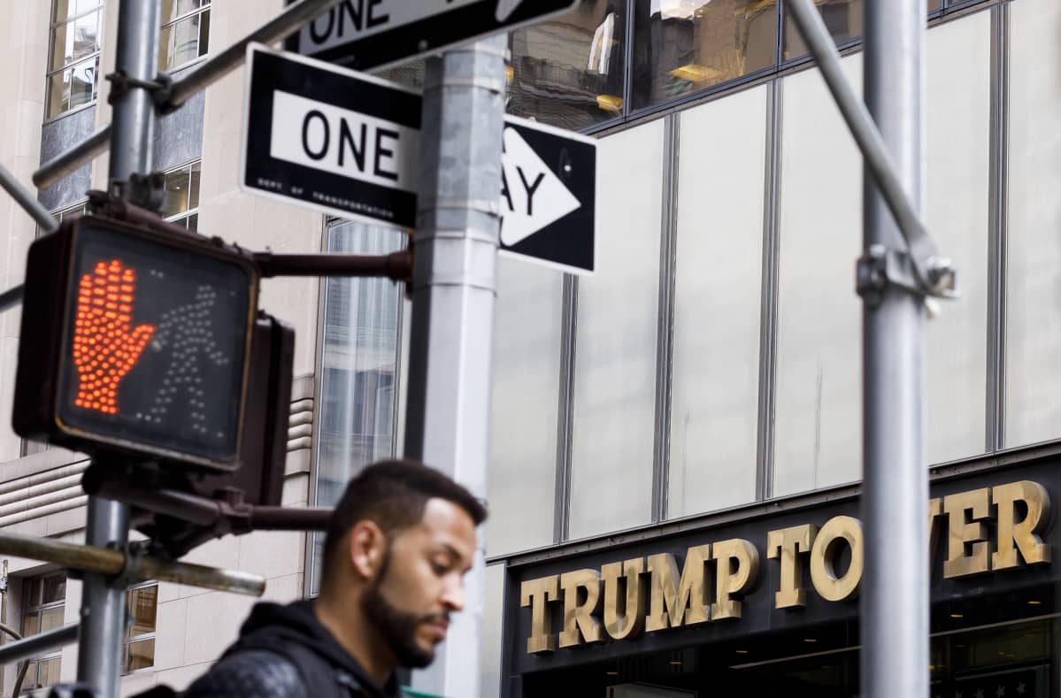 Trump Tower. Etualalla mustaihoinen mies.