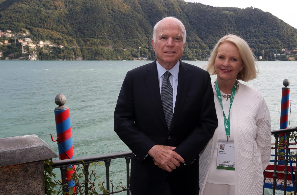 John ja Cindy McCain poseeraavat Cernobbiossa Italiassa.