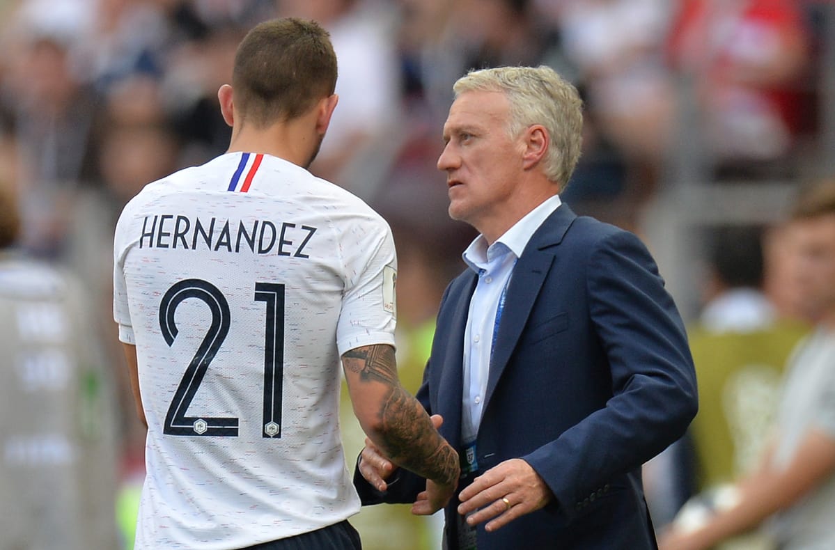 Lucas Hernandez (vas.) ja valmentaja Didier Deschamps.