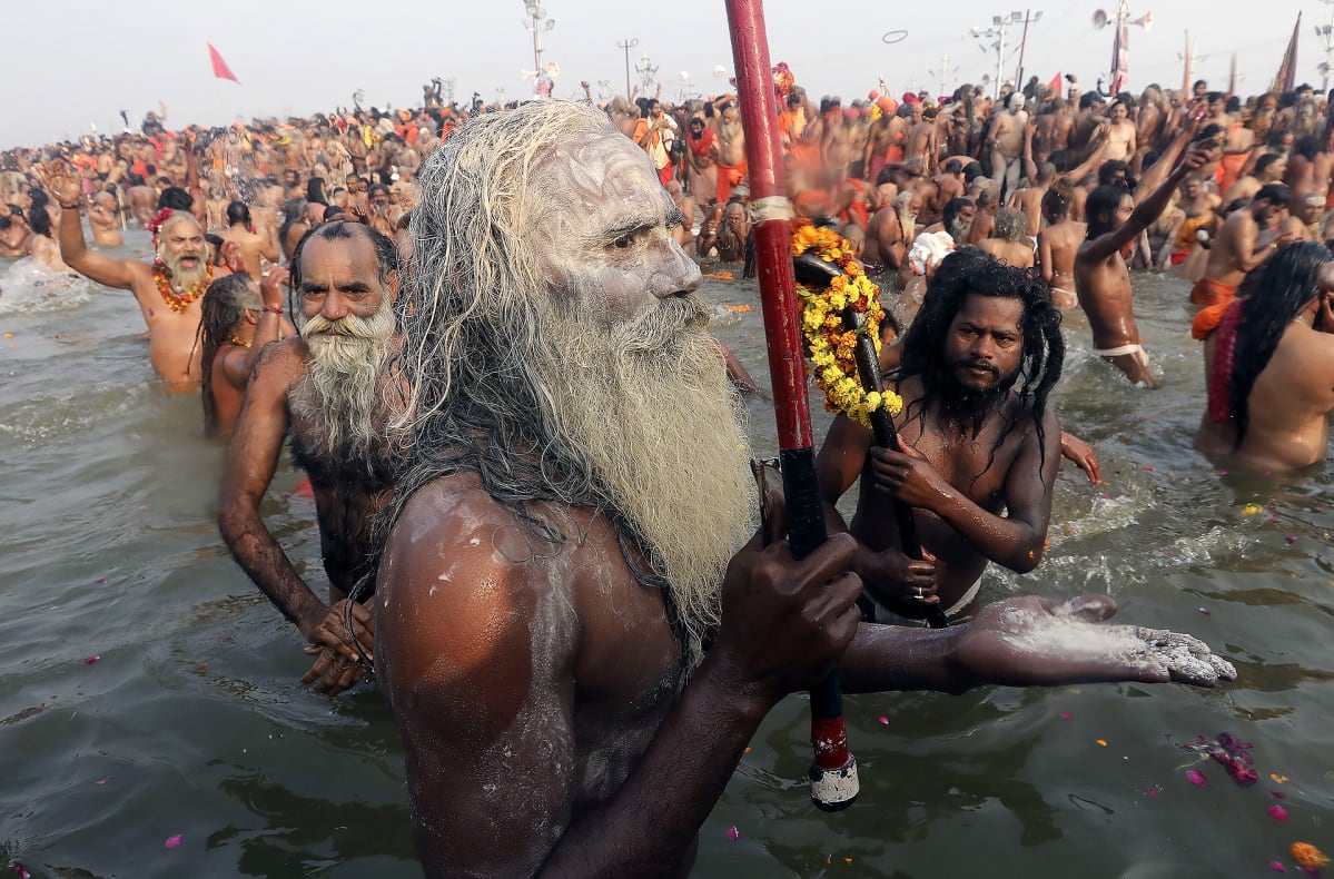 Kumbh Mela -festivaalin juhlijoita kylpemässä Sangamissa.