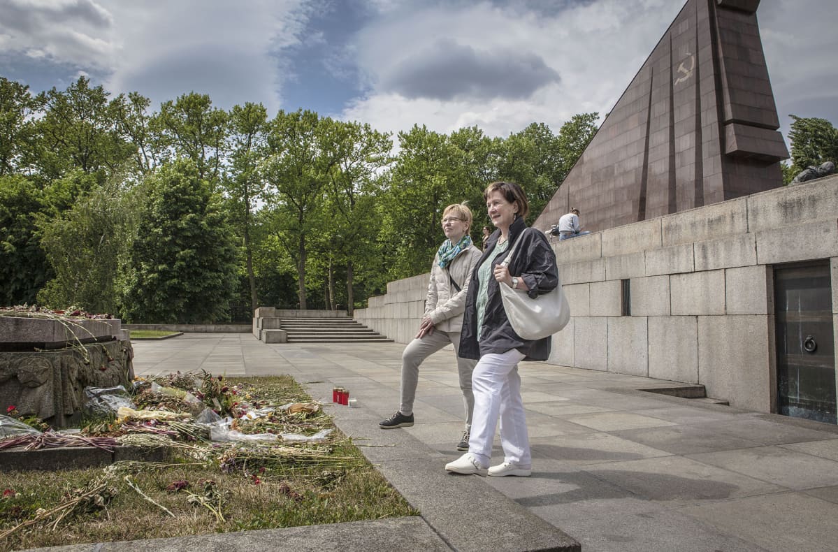 Itä-Saksassa kasvanut Irmtrud Musold, 74, ja Länsi-Saksassa kasvanut Renate Goebel, 68, olivat kävelyllä neuvostomuistomerkillä Berliinin Treptower Parkissa. Saksan itäosissa suhtaudutaan Venäjään länttä suopeammin.
