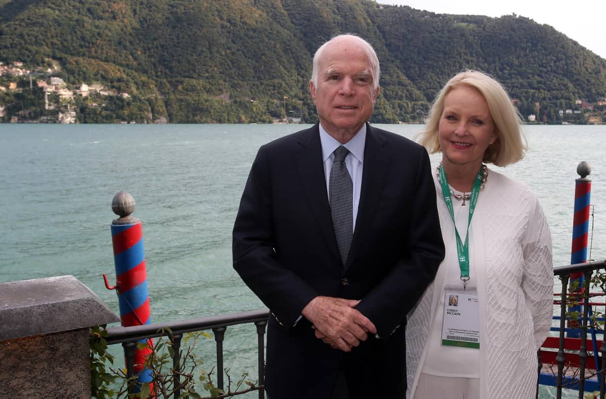 John ja Cindy McCain poseeraavat Cernobbiossa Italiassa.