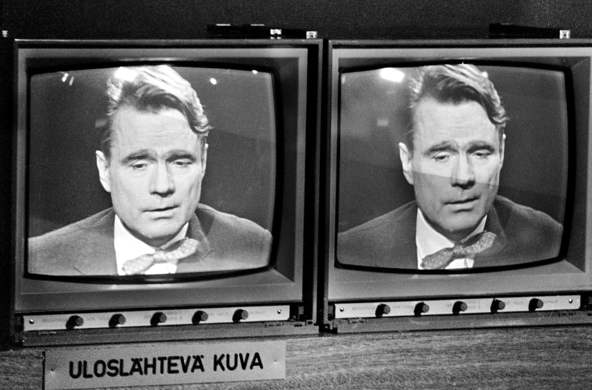 Suomen pääministeri Mauno Koivisto haastateltavana pääministerin kyselytunnilla televisiossa.