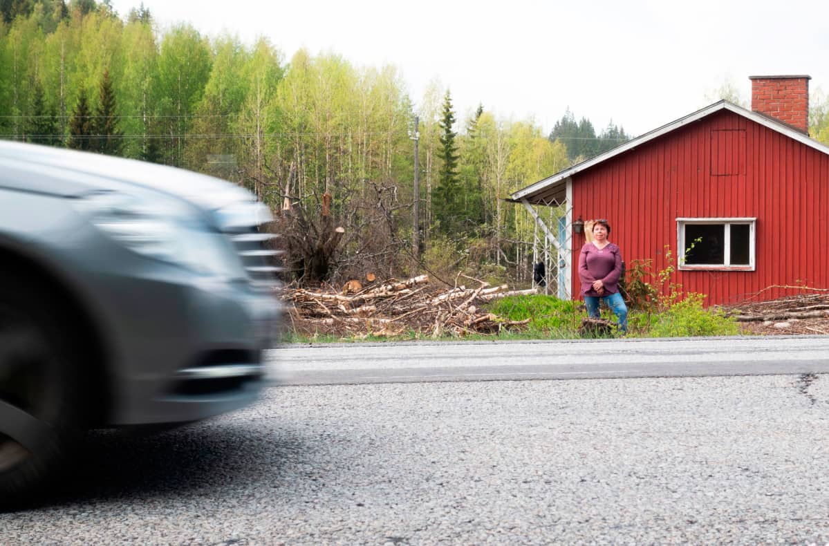 Tuija Rautiainen entisellä pihallaan Nelostien vieressä.
