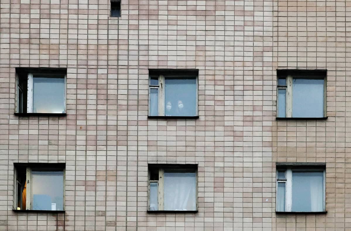 Opiskelijoita eristyksissä.