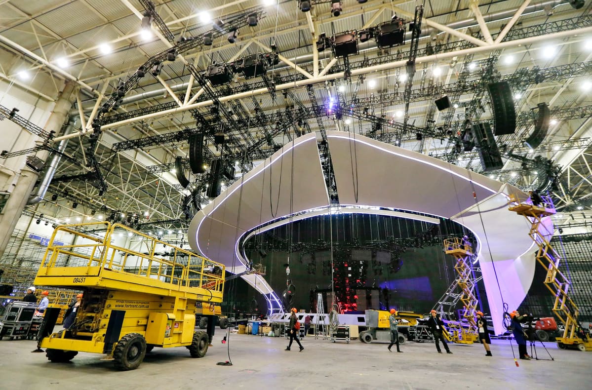 Euroviisuihin valmistaudutaan Kiovan messukeskuksessa 11. huhtikuuta.
