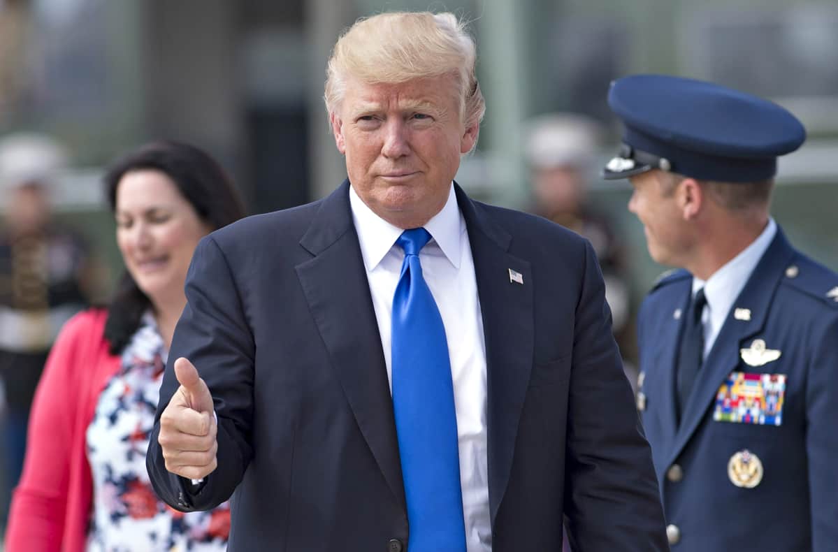 Donald Trump on nostanut oikean käden peukalonsa ylöspäin.