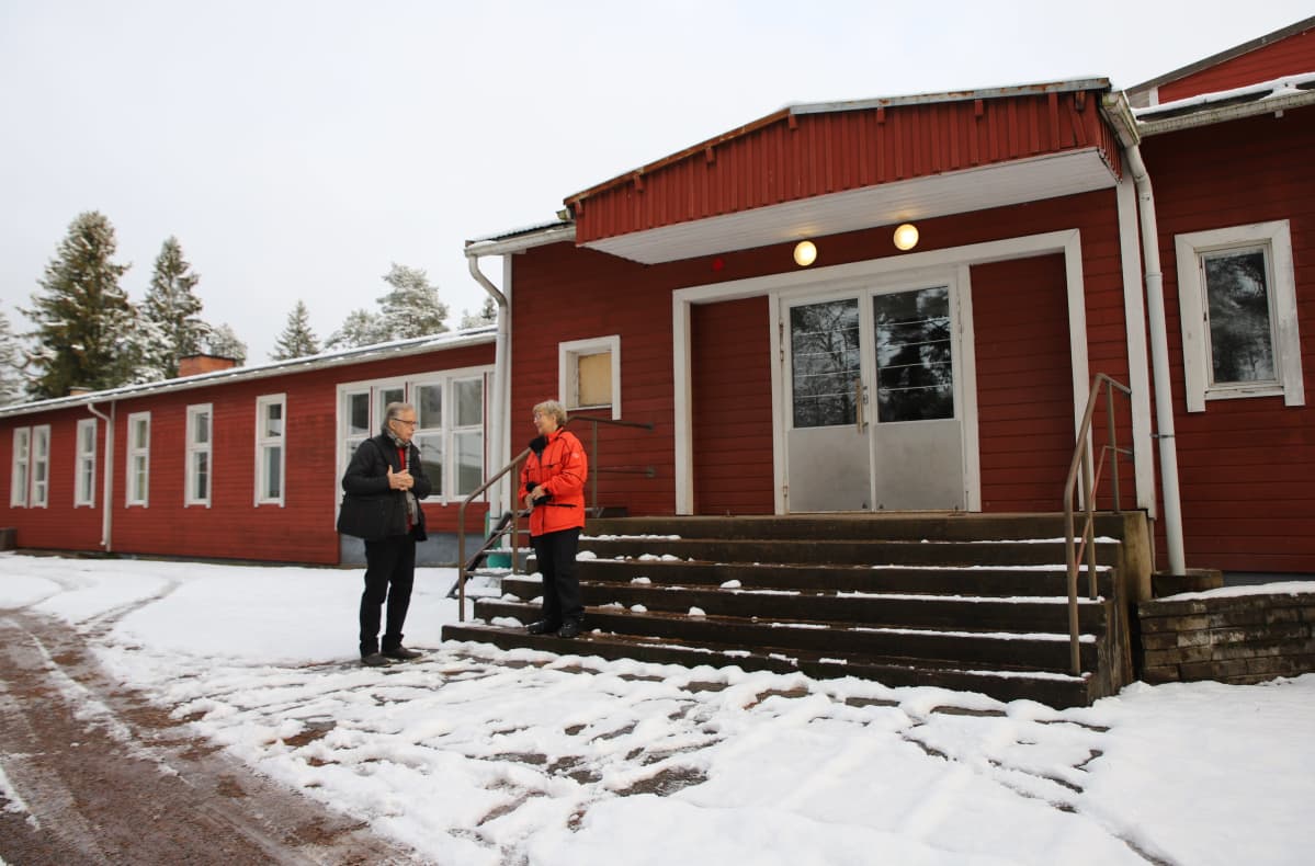 Kiukaisten koulurakennus ulkoa