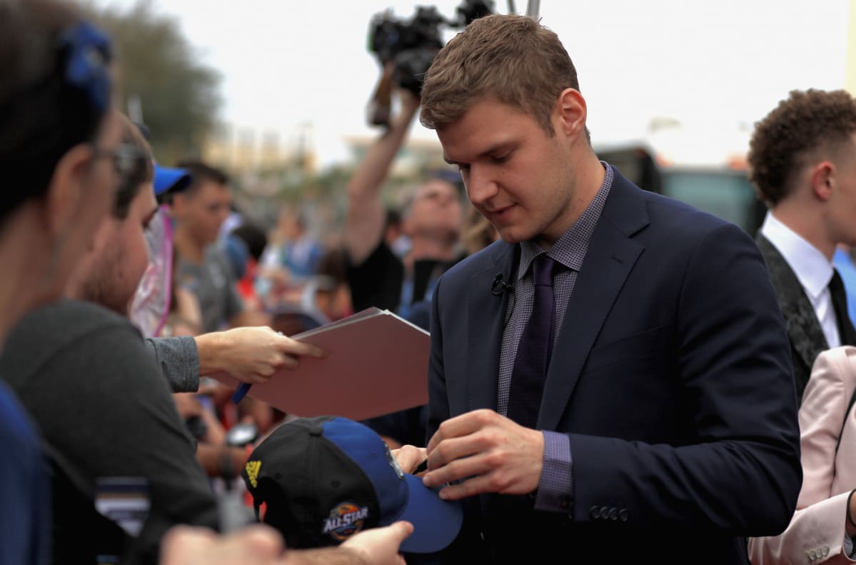 Barkov jakaa nimikirjoituksia