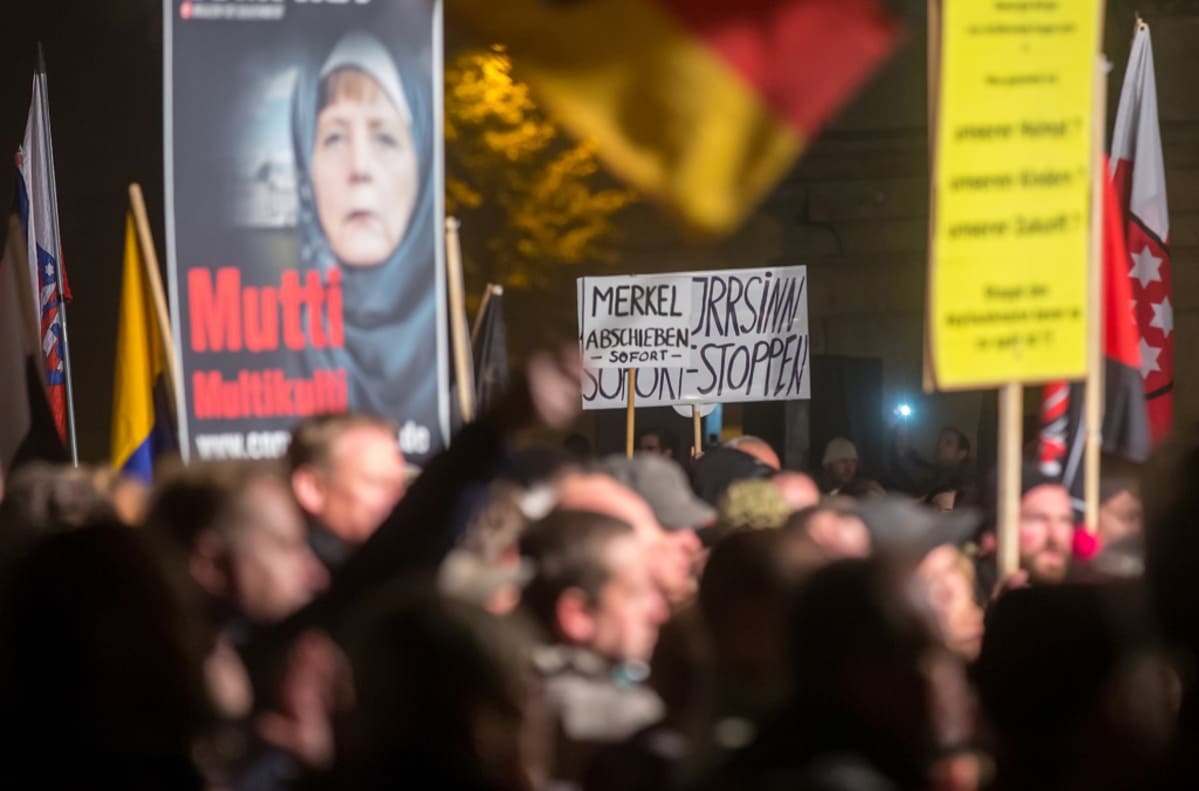 AfD-puolueen kannattajat kokoontuivat Erfurtissa marraskuussa 2015.