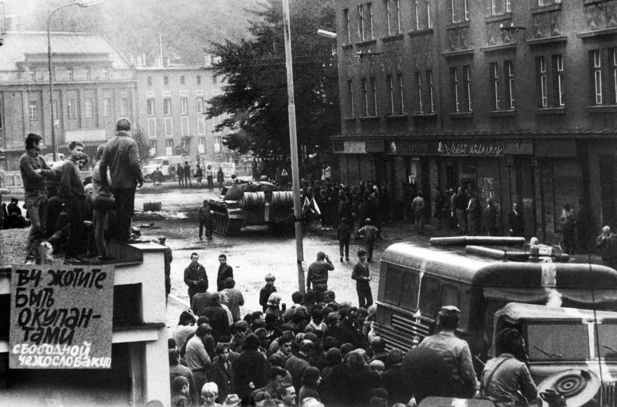 Vanha mustavalkoinen arkistokuva Prahasta vuodelta 1968.