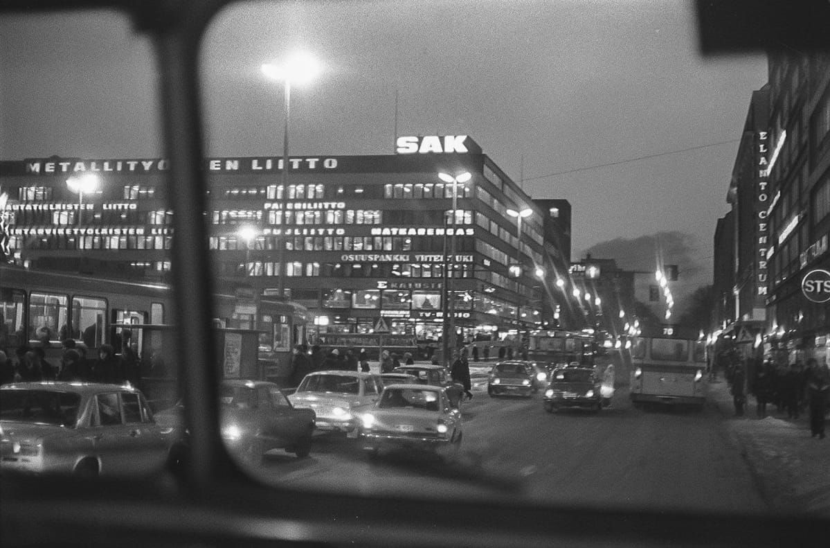 SAK:n toimitalo iltavalaistuksessa noin vuonna 1970.