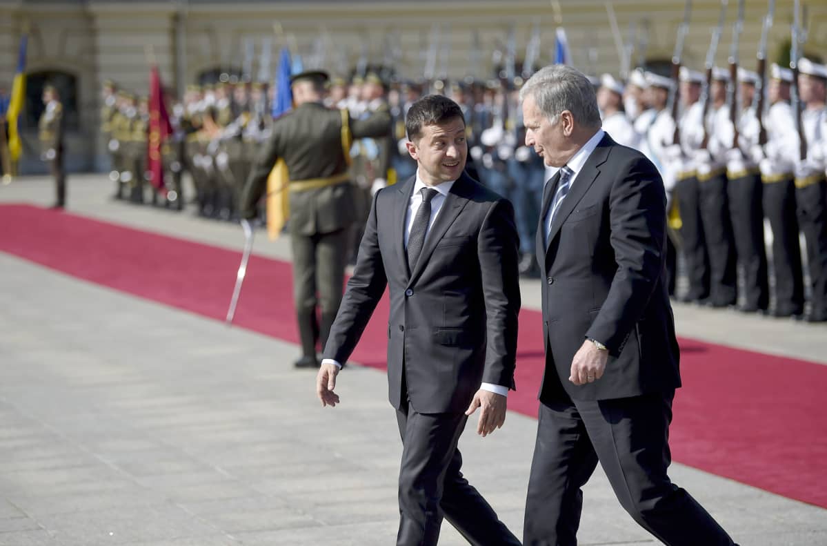 Presidentti Sauli Niinistö ja Ukrainan presidentti Volodymyr Zelenskyi Niinistön virallisen vierailun vastaanottoseremoniassa Mariinski-palatsin pihalla, Kiovassa, Ukrainassa, 12. syyskuuta 2019.