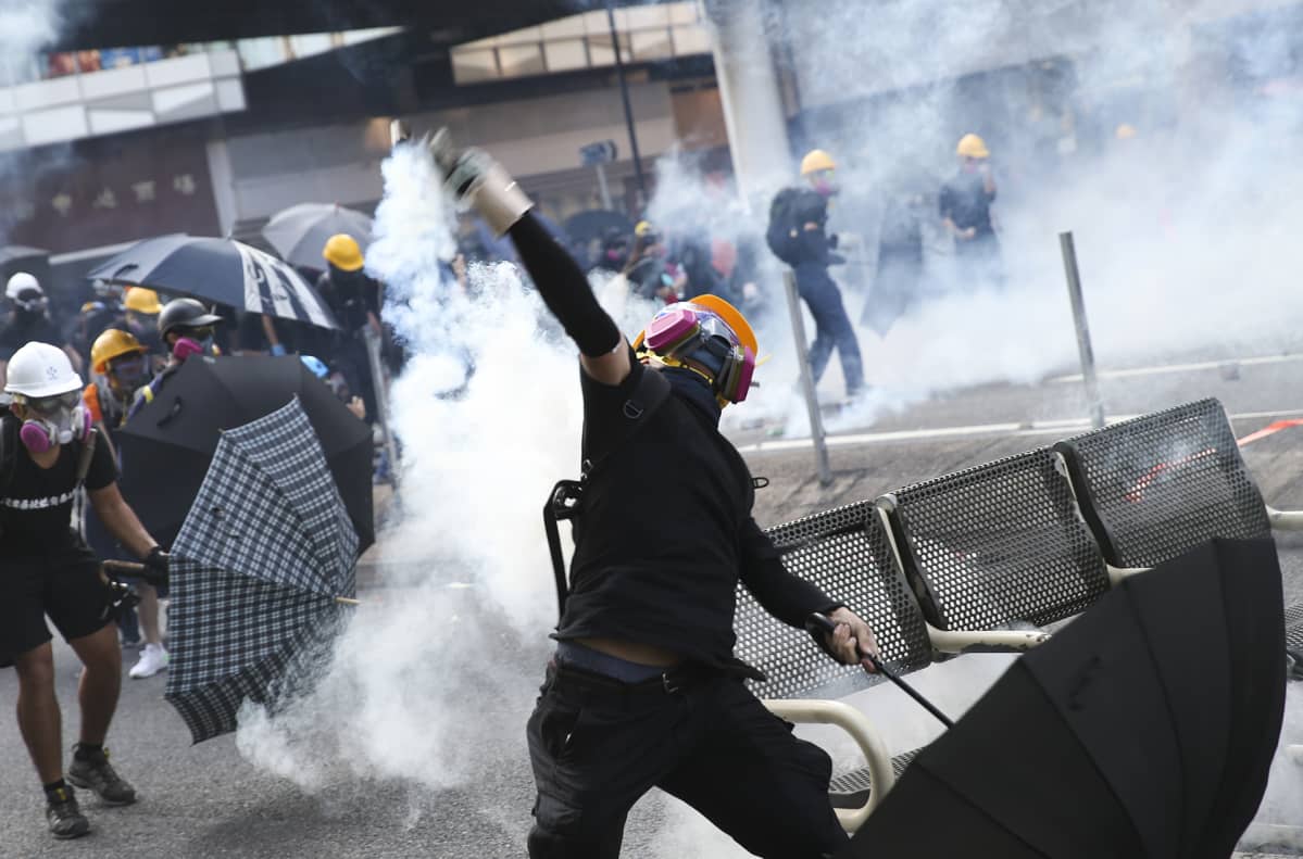 mielenosoitus ja kyynelkaasua hongkongissa