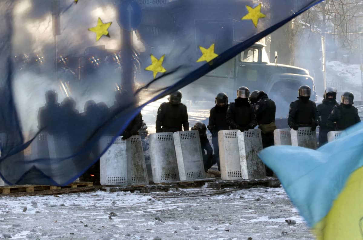 Ukrainan mellakkapoliiseja ja EU:n lippu edustalla