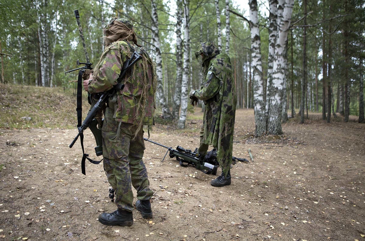 Kaksi tarkka-ampujaa naamioituneena.