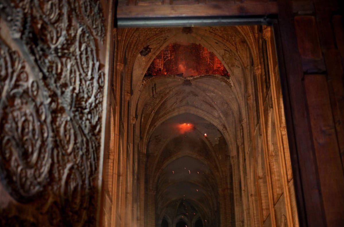 Notre Dame kuvattuna sisältä palon aikaan 15. huhtikuuta.