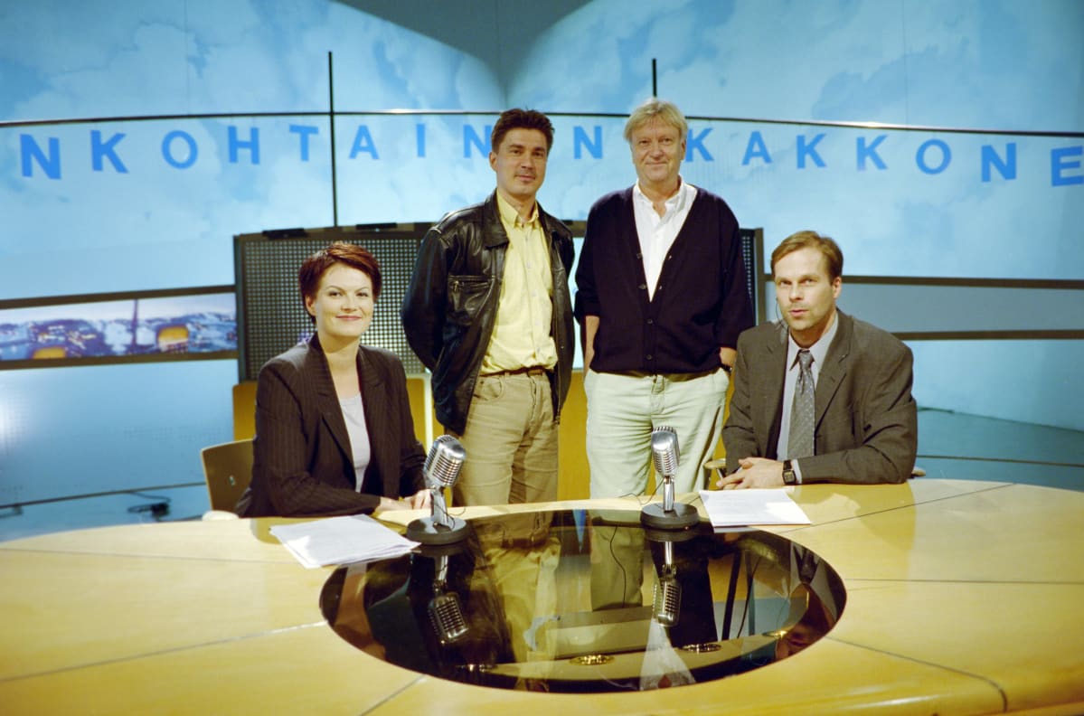 Taas uusi versio lavasteesta ja grafiikasta. Syksyn 1999 moodissa (vasemmalta) toimittaja Salla Paajanen, lavastussuunnittelija Tapio Keskitalo, graafikko Risto Nurisalo ja toimitussihteeri Pasi Toivonen.