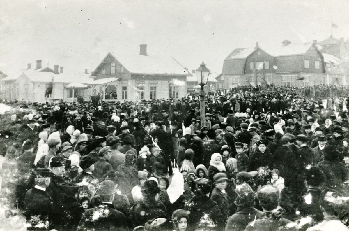 Köyhää kansaa Forssan torilla Marraskuussa 1917 suurlakon aika.