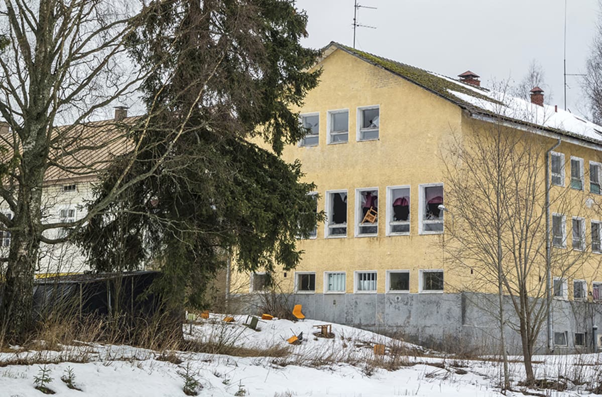 Entinen vanhainkoti Mikkelin Ristiinassa. Hylätty rakennus.
