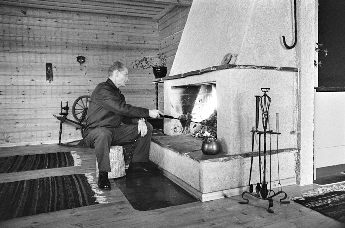 Yrjö Keinonen kesämökillään.