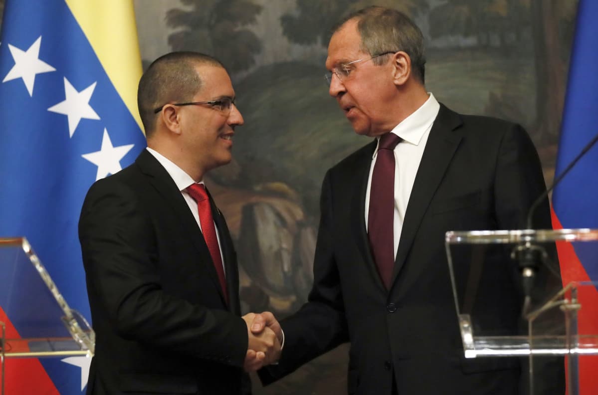 Venezuelan ulkoministeri Jorge Arreaza kättelee Venäjän ulkoministeriä Sergei Lavrovia.