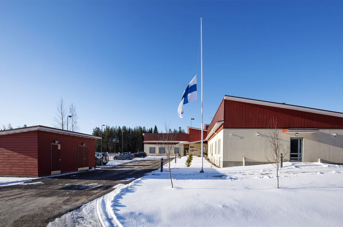 Lippu puolitangossa terveyspalveluyritys Attendon Kallionsydän-hoivakodissa Kiuruvedellä 5. huhtikuuta 2020.
