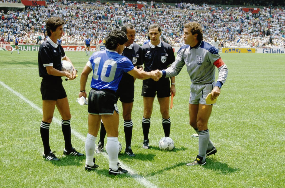 Argentiina ja Englanti kohtasivat legendaarisessa puolivälierässä. Kättelyssä Diego Maradona ja Peter Shilton.