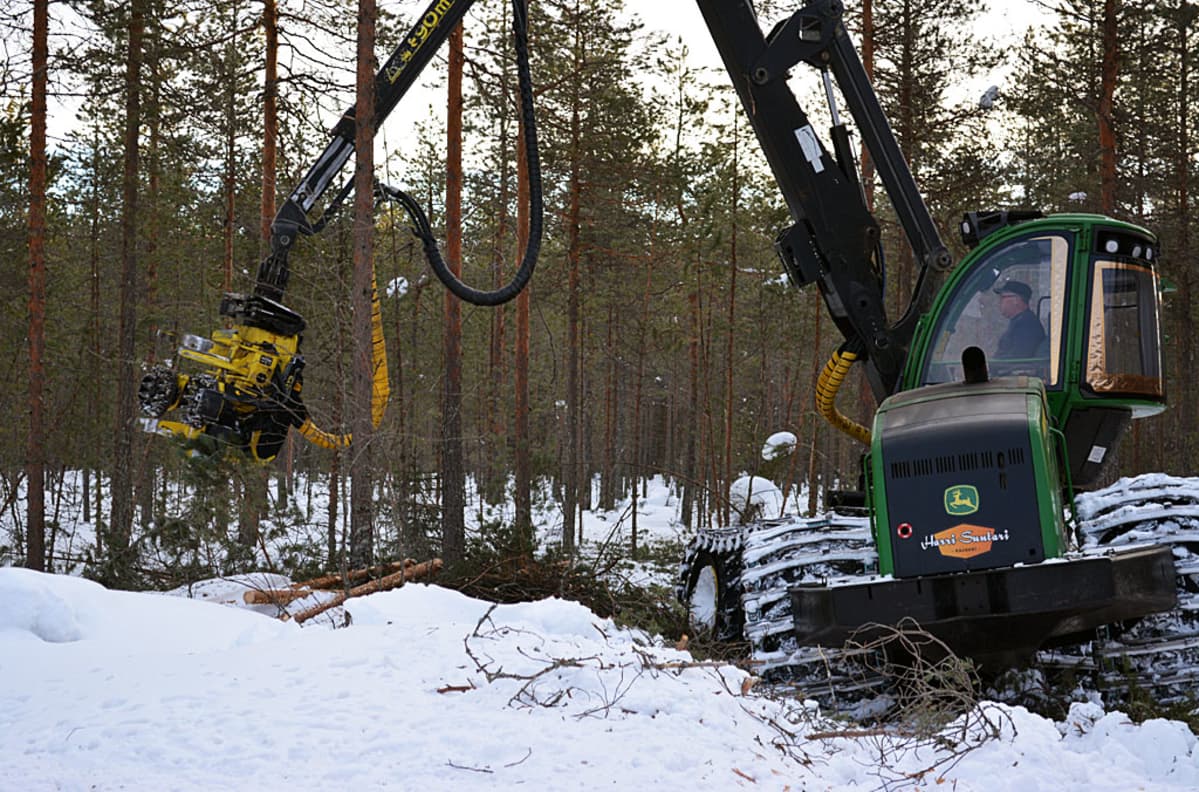 Monitoimikone metsänhoitotöissä.
