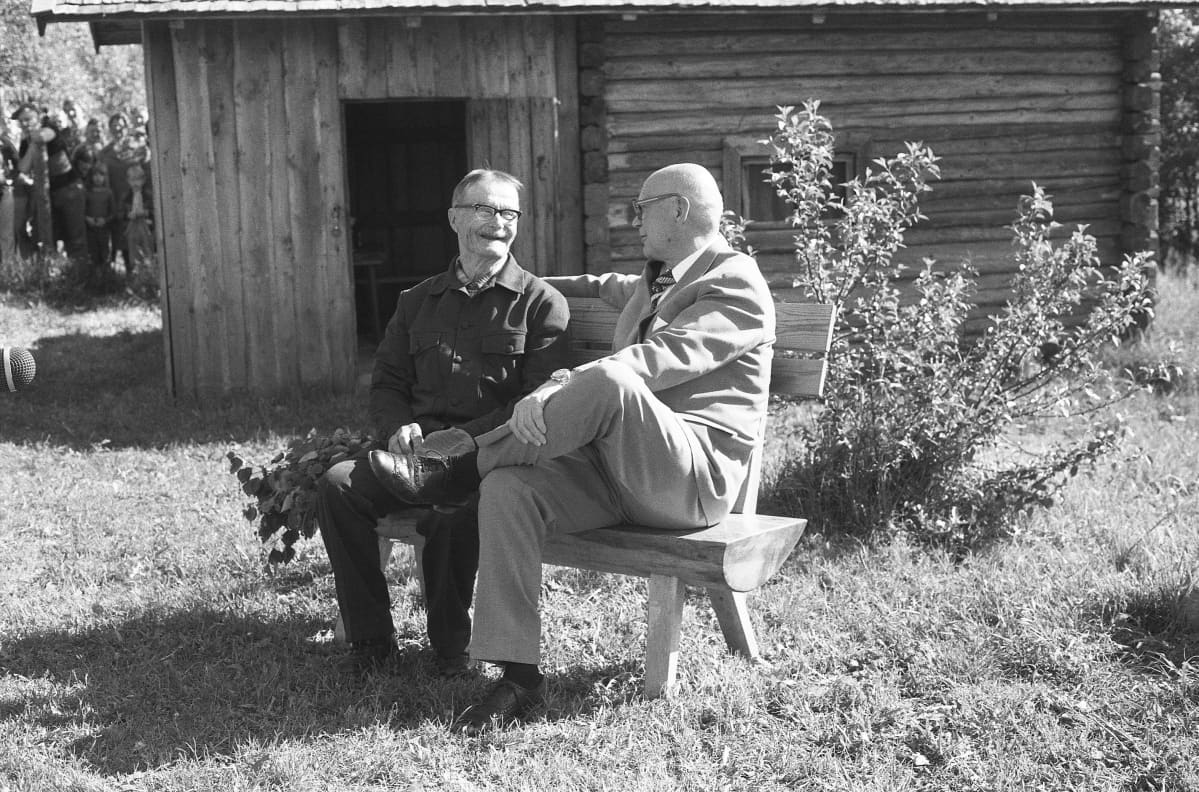 Kekkonen Lepikon torpan pihassa.