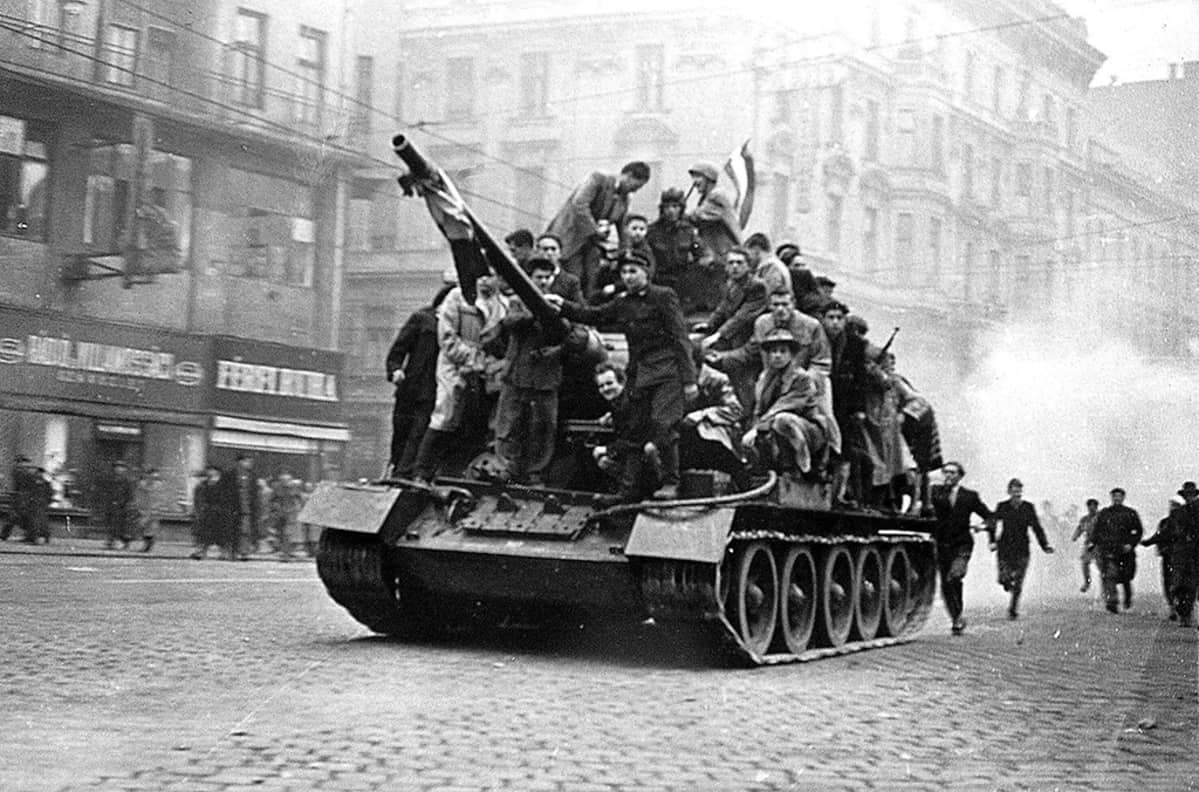 Unkarilaisia vapaustaistelijoita kaapatun panssarivaunun päällä Budapestissä lokakuun lopulla 1956.