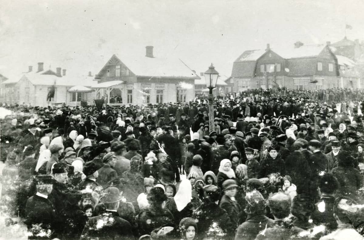 Köyhää kansaa Forssan torilla Marraskuussa 1917 suurlakon aika.