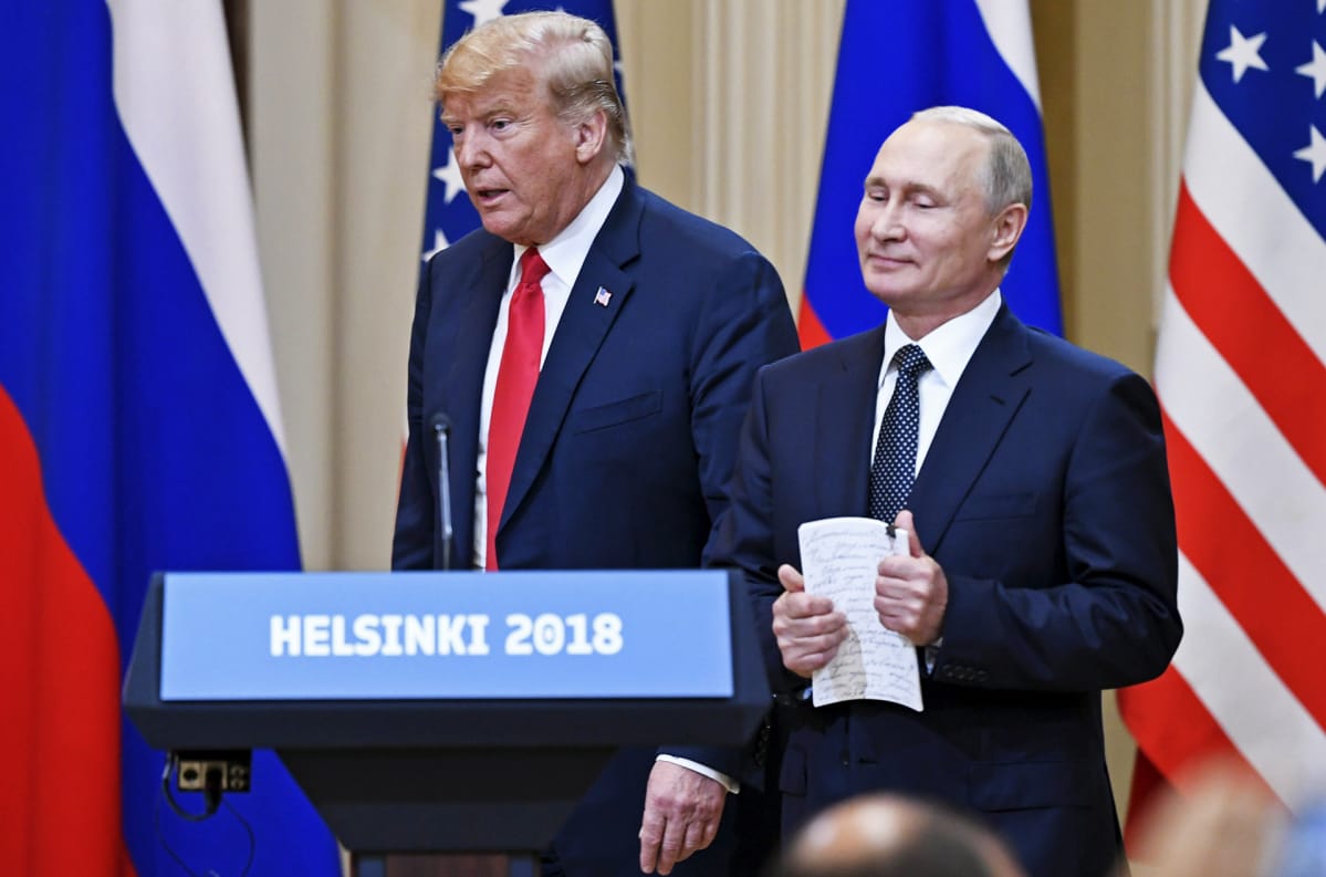 Trump ja Putin lehdistötilaisuudessa.