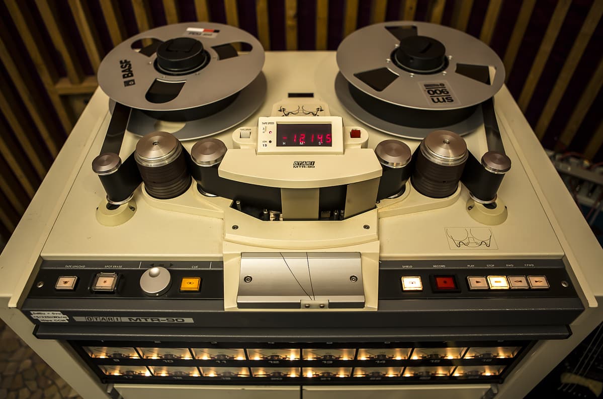 Analoginen moniraitatallennin Otari MTR-90 Astia-studiolla