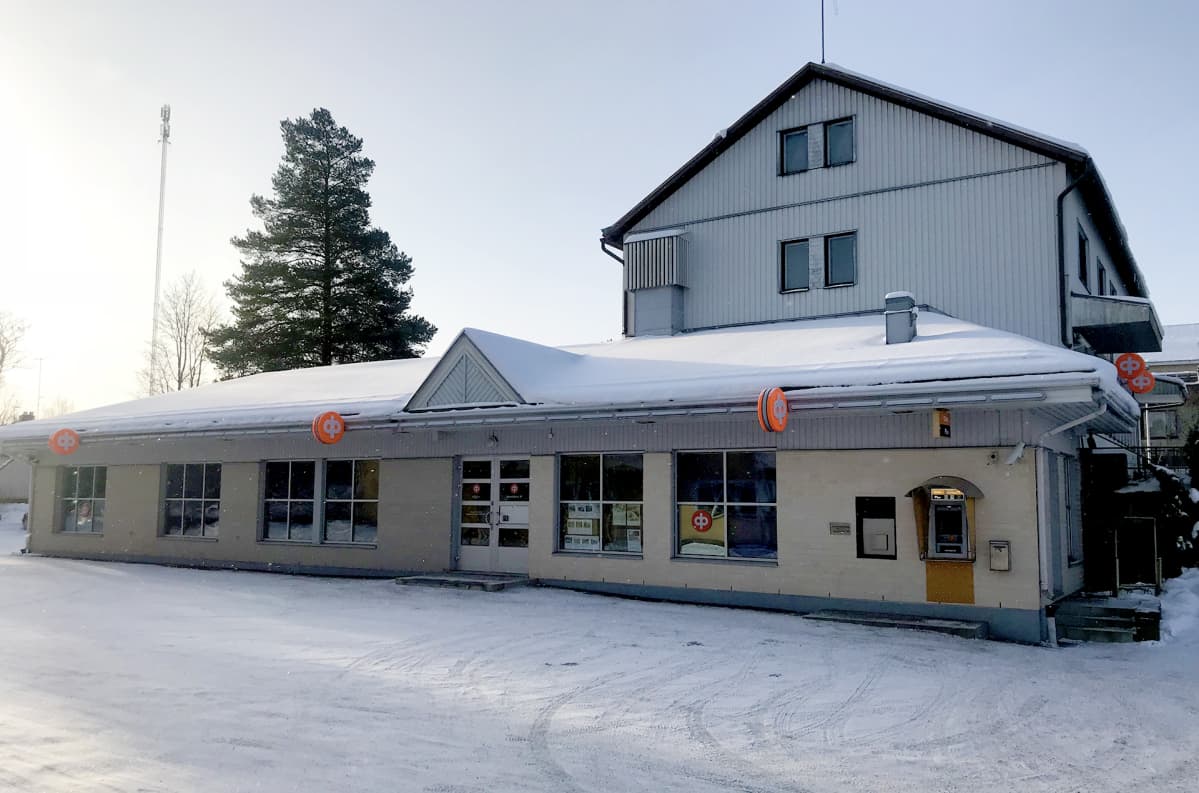 Mielenosoitus Virolahdella Osuuspankin edessä.