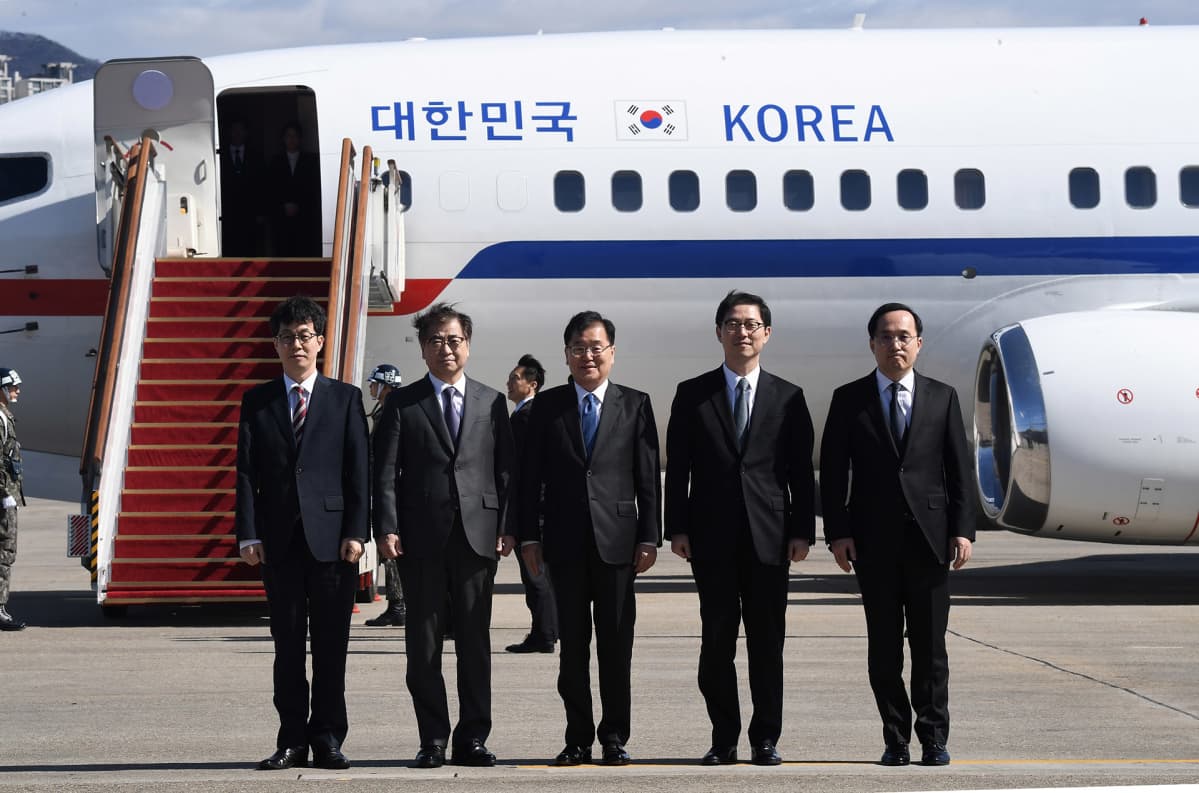 Etelä-Korean valtuutetut lentokentällä lähdössä neuvotteluihin Pohjois-Koreaan.