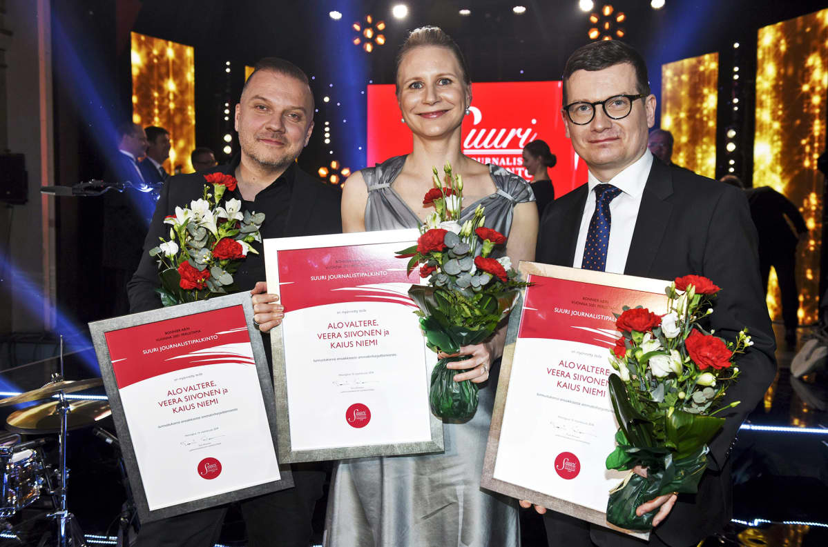 Vuoden Journalistinen Teko -palkinnon saivat Helsingin Sanomien Alo Valtere (vas.), Veera Siivonen ja Kaius Niemi Land of Free Press -kampanjasta.