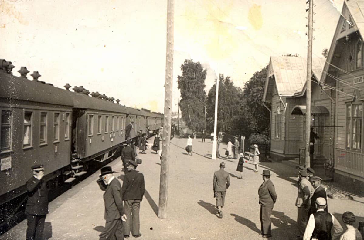 1940-luvulla Ylistaron asema oli vilkas liikennepaikka.