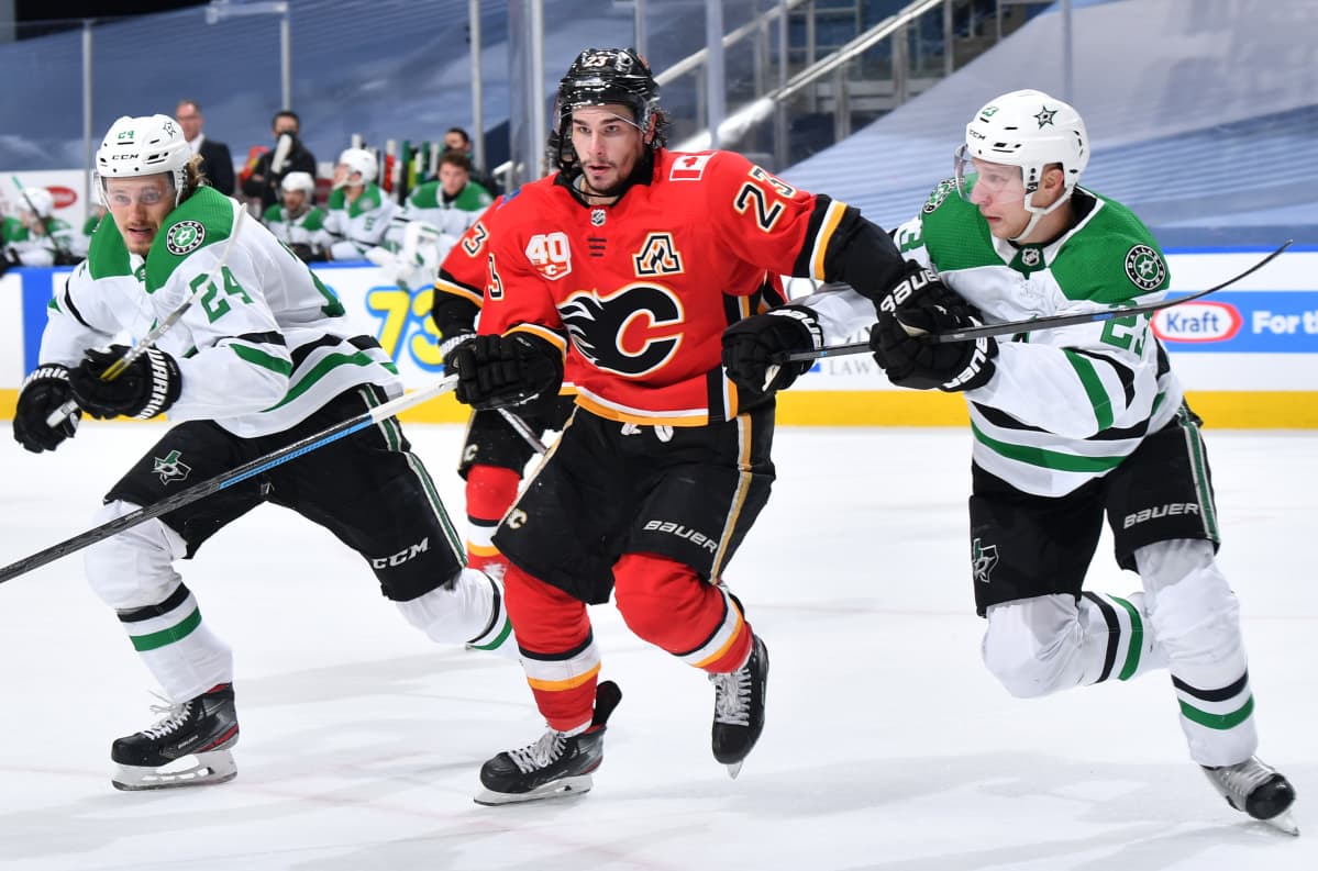 Calgaryn Sean Monahan Dallasin Roope Hintzin ja Esa Lindellin puristuksessa.